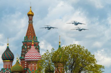 7 Mayıs 2021, Moskova, Rusya. Rus ağır taşımacılık uçağı IL-76 Moskova 'daki Kızıl Meydan üzerinde.