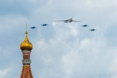 7 Mayıs 2021, Moskova, Rusya. Rus stratejik bombardıman uçağı Tu-160 ve Rus Şövalyeleri 'nin Su-35S savaş uçakları Moskova' daki Kızıl Meydan üzerinde akrobatik takım.