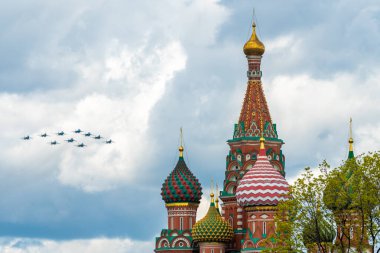 7 Mayıs 2021, Moskova, Rusya. Moskova 'daki Kızıl Meydan üzerinde Su-30SM, Su-35S ve Su-34 bombardıman uçaklarından oluşan bir 