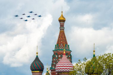 7 Mayıs 2021, Moskova, Rusya. Küba Elmas oluşumu, Moskova 'daki Kızıl Meydan üzerinde Rus Şövalyeleri ve Strizhi akrobatik takımlarından MiG-29 ve Su-30SM savaşçılarından oluşuyor..