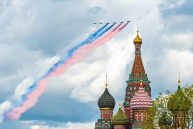 7 Mayıs 2021, Moskova, Rusya. Rus Su-25 saldırı uçağı Moskova 'daki Kızıl Meydan üzerinde.