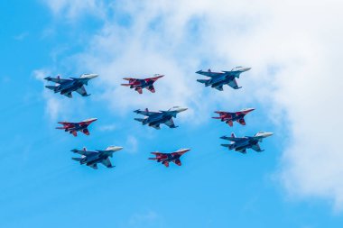 7 Mayıs 2021, Moskova, Rusya. Küba Elmas oluşumu, Moskova 'daki Kızıl Meydan üzerinde Rus Şövalyeleri ve Strizhi akrobatik takımlarından MiG-29 ve Su-30SM savaşçılarından oluşuyor..