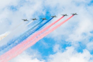 7 Mayıs 2021, Moskova, Rusya. Rus Su-25 saldırı uçağı Moskova 'daki Kızıl Meydan üzerinde.