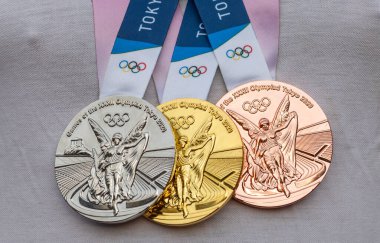17 Nisan 2021 Tokyo, Japonya. Tokyo 'da düzenlenen XXII Yaz Olimpiyat Oyunları' nın altın, gümüş ve bronz madalyaları sporcunun göğsünde.