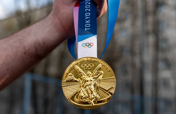 April 2021 Tokyo Japan Guldmedaljen Xxxii Sommarolympiska Spelen Tokyo Händerna — Stockfoto