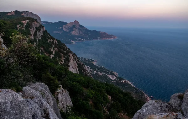 Akdeniz Manzarası Kırım Yarımadasının Güney Kıyısındaki Karadeniz Kıyısındaki Orman Kayaları — Stok fotoğraf