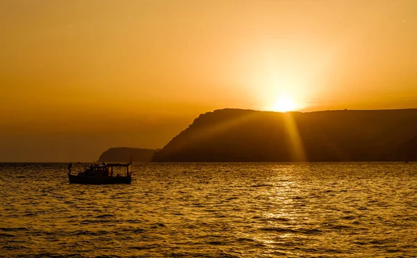 Batan Güneşin Işığında Karadeniz Sessiz Bir Körfezinde Bir Zevk Gemisi — Stok fotoğraf