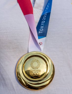 17 Nisan 2021 Tokyo, Japonya. Tokyo 'da düzenlenen XXXII Yaz Olimpiyat Oyunları' nın altın madalyası sporcunun göğsünde.