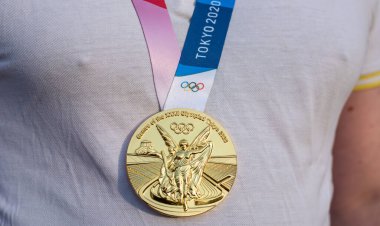 17 Nisan 2021 Tokyo, Japonya. Tokyo 'da düzenlenen XXXII Yaz Olimpiyat Oyunları' nın altın madalyası sporcunun göğsünde.
