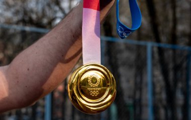 17 Nisan 2021 Tokyo, Japonya. Tokyo 'da düzenlenen XXXII Yaz Olimpiyatları' nın altın madalyası bir atletin elinde..