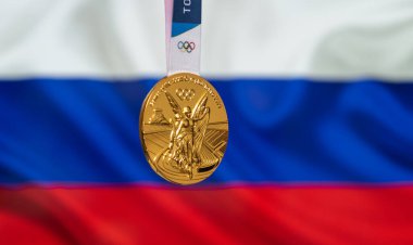 25 Nisan 2021 Tokyo, Japonya. Rusya bayrağının arka planında, Tokyo 'da düzenlenen XXXII Yaz Olimpiyat Oyunları' nın altın madalyası var..