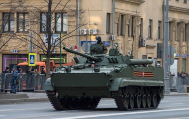 30 Nisan 2021 Moskova, Rusya. BMP-3 Piyade aracı Moskova 'da Tverskaya Caddesi' nde savaşıyor..