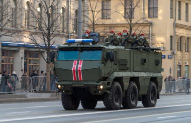 30 Nisan 2021 Moskova, Rusya. Tayfun Zırhlı Aracı Moskova 'daki Tverskaya Caddesi' ndeki Rus Askeri Polisi 'ne.