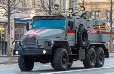 30 Nisan 2021 Moskova, Rusya. Moskova 'daki Tverskaya Caddesi' nde Rus Ulusal Muhafızlarının Ural zırhlı aracı..