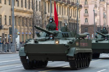 30 Nisan 2021 Moskova, Rusya. BMP-3 Piyade aracı Moskova 'da Tverskaya Caddesi' nde savaşıyor..