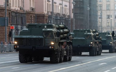 30 Nisan 2021 Moskova, Rusya. Moskova 'da Tverskaya Caddesi' ndeki Rus çoklu fırlatma roket sistemi (MLRS) Tornado S.