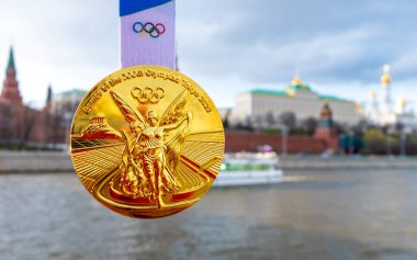 25 Nisan 2021, Moskova, Rusya. Tokyo 'da gerçekleştirilecek olan XXXII Yaz Olimpiyat Oyunları' nda Moskova Kremlin 'in arka planına karşı altın madalya.