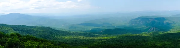 Una Vista Las Montañas Cubiertas Bosque Denso Desde Meseta Superior —  Fotos de Stock