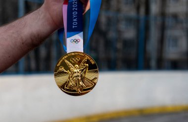 17 Nisan 2021 Tokyo, Japonya. Tokyo 'da düzenlenen XXXII Yaz Olimpiyatları' nın altın madalyası bir atletin elinde..