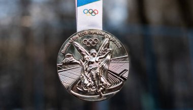 17 Nisan 2021 Tokyo, Japonya. Tokyo 'da düzenlenen XXXII Yaz Olimpiyatları' nın gümüş madalyası bir atletin elinde..