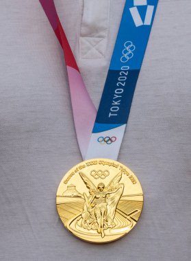 17 Nisan 2021 Tokyo, Japonya. Tokyo 'da düzenlenen XXXII Yaz Olimpiyat Oyunları' nın altın madalyası sporcunun göğsünde.