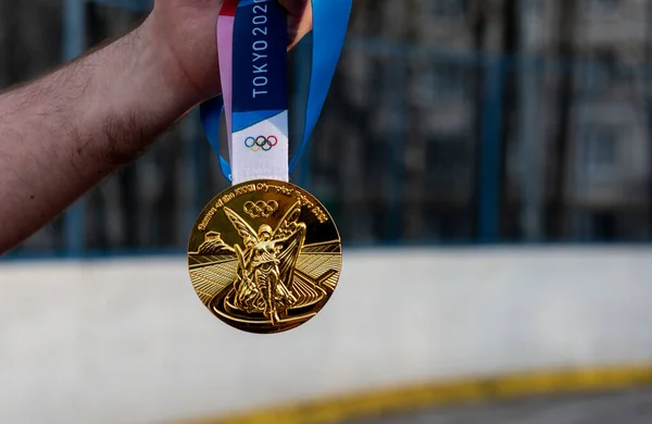 April 2021 Tokyo Japan Guldmedaljen Xxxii Sommarolympiska Spelen Tokyo Händerna — Stockfoto