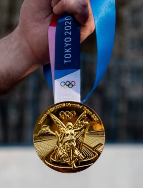 17 Nisan 2021 Tokyo, Japonya. Tokyo 'da düzenlenen XXXII Yaz Olimpiyatları' nın altın madalyası bir atletin elinde..