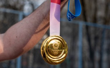 17 Nisan 2021 Tokyo, Japonya. Tokyo 'da düzenlenen XXXII Yaz Olimpiyatları' nın altın madalyası bir atletin elinde..