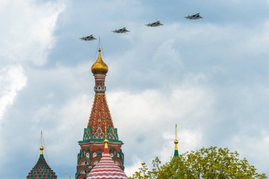 7 Mayıs 2021, Moskova, Rusya. Rus beşinci nesil Su-57, Moskova 'daki Kızıl Meydan üzerinde çok rollü savaşçılar..