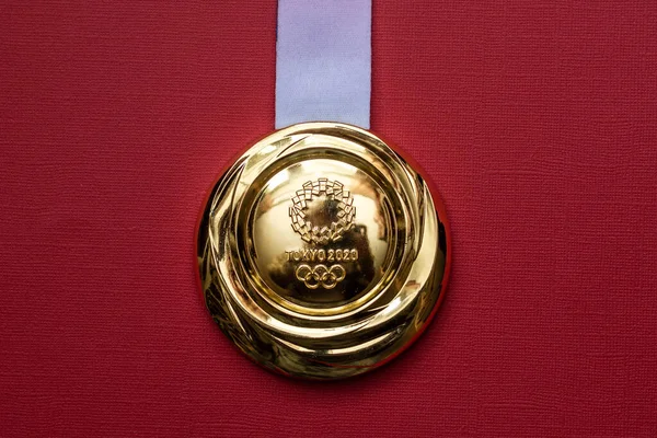 2021年4月25日東京都 赤を背景に東京で開催された第12回夏季オリンピックの金メダル — ストック写真