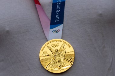 17 Nisan 2021 Tokyo, Japonya. Tokyo 'da düzenlenen XXXII Yaz Olimpiyat Oyunları' nın altın madalyası sporcunun göğsünde.