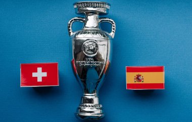 1 Temmuz 2021 St. Petersburg, Avrupa Futbol Şampiyonası bayrakları İspanya ve İsviçre 'nin çeyrek finali Euro 2020 Kupası' nın arka planına karşı.