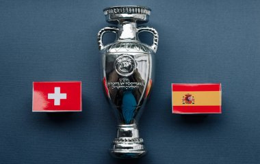 1 Temmuz 2021 St. Petersburg, Avrupa Futbol Şampiyonası bayrakları İspanya ve İsviçre 'nin çeyrek finali Euro 2020 Kupası' nın arka planına karşı.