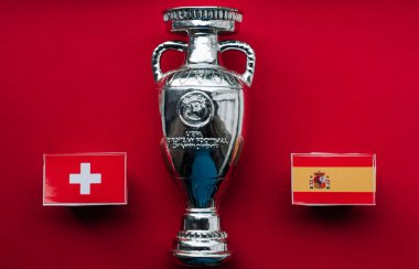 1 Temmuz 2021 St. Petersburg, Avrupa Futbol Şampiyonası bayrakları İspanya ve İsviçre 'nin çeyrek finali Euro 2020 Kupası' nın arka planına karşı.