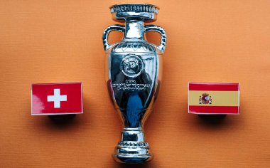 1 Temmuz 2021 St. Petersburg, Avrupa Futbol Şampiyonası bayrakları İspanya ve İsviçre 'nin çeyrek finali Euro 2020 Kupası' nın arka planına karşı.