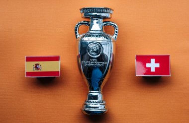 1 Temmuz 2021 St. Petersburg, Avrupa Futbol Şampiyonası bayrakları İspanya ve İsviçre 'nin çeyrek finali Euro 2020 Kupası' nın arka planına karşı.