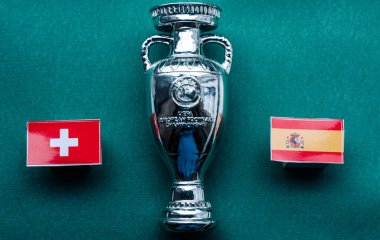 1 Temmuz 2021 St. Petersburg, Avrupa Futbol Şampiyonası bayrakları İspanya ve İsviçre 'nin çeyrek finali Euro 2020 Kupası' nın arka planına karşı.