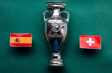 1 Temmuz 2021 St. Petersburg, Avrupa Futbol Şampiyonası bayrakları İspanya ve İsviçre 'nin çeyrek finali Euro 2020 Kupası' nın arka planına karşı.