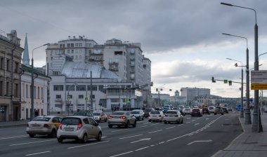 25 Nisan 2021, Moskova, Rusya. Moskova 'da Bolshaya Polyanka Caddesi' nde araba trafiği.