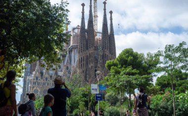 8 Eylül 2014, Barselona, İspanya. Güneşli bir yaz gününde Barcelona 'da inşa halindeki Sagrada Familia' nın alışılmadık manzarası.