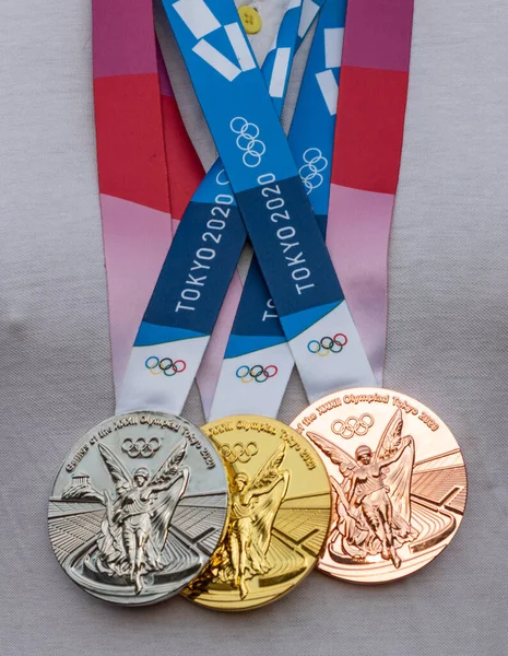 2021年4月17日 日本东京 在东京举行的第三十二届夏季奥运会上 运动员胸前的金牌 银牌和铜牌 — 图库照片