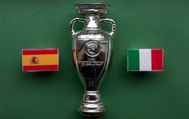 3 Temmuz 2021 Londra, Birleşik Krallık. Avrupa Futbol Şampiyonası 'nın yarı finallerine katılanların bayrakları Avrupa Kupası Kupası arka planında yer alıyor..