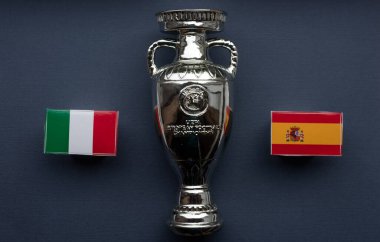 3 Temmuz 2021 Londra, Birleşik Krallık. Avrupa Futbol Şampiyonası 'nın yarı finallerine katılanların bayrakları Avrupa Kupası Kupası arka planında yer alıyor..