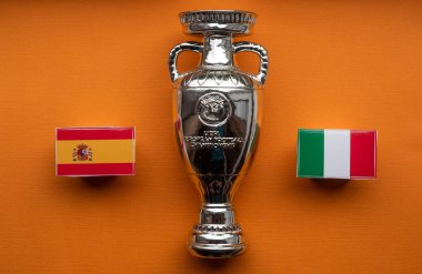 3 Temmuz 2021 Londra, Birleşik Krallık. Avrupa Futbol Şampiyonası 'nın yarı finallerine katılanların bayrakları Avrupa Kupası Kupası arka planında yer alıyor..