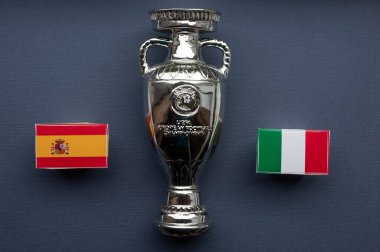 3 Temmuz 2021 Londra, Birleşik Krallık. Avrupa Futbol Şampiyonası 'nın yarı finallerine katılanların bayrakları Avrupa Kupası Kupası arka planında yer alıyor..