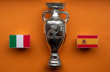 3 Temmuz 2021 Londra, Birleşik Krallık. Avrupa Futbol Şampiyonası 'nın yarı finallerine katılanların bayrakları Avrupa Kupası Kupası arka planında yer alıyor..