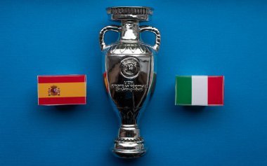 3 Temmuz 2021 Londra, Birleşik Krallık. Avrupa Futbol Şampiyonası 'nın yarı finallerine katılanların bayrakları Avrupa Kupası Kupası arka planında yer alıyor..