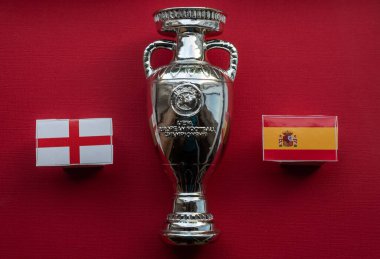 4 Temmuz 2021 Londra, Birleşik Krallık. Avrupa Futbol Şampiyonası 'na katılan İspanya ve İngiltere milli takımlarının bayrakları Avrupa Kupası Kupası' nın arka planında.