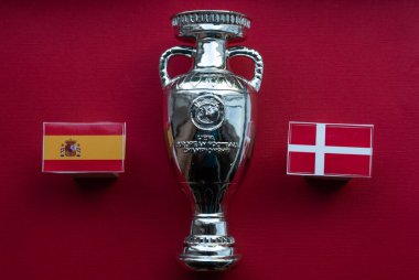 4 Temmuz 2021 Londra, Birleşik Krallık. Avrupa Futbol Şampiyonası katılımcılarının bayrakları Avrupa Kupası arka planında İspanya ve Danimarka milli takımlarının bayrakları.