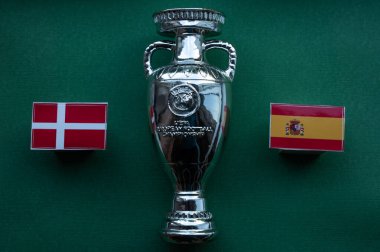 4 Temmuz 2021 Londra, Birleşik Krallık. Avrupa Futbol Şampiyonası katılımcılarının bayrakları Avrupa Kupası arka planında İspanya ve Danimarka milli takımlarının bayrakları.